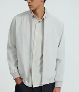Campera estilo bomber de color negro, confeccionada con tejido repelente al agua. Posee cuello semi alto, cierre frontal con cremallera, bolsillos laterales y puños y dobladillo elastizados. Marca Marfinno.