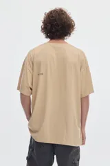 Remera boxy negra de algodón, con cuello redondo, manga corta y estampa frontal blanca con texto.