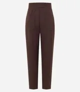 Pantalón zanahoria de poliéster y elastano color negro, de tiro alto, con cierre tradicional, bolsillos traseros y botón metálico con efecto martillado.