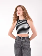 Musculosa corta a rayas horizontales blancas y negras, con cuello y sisas en color negro.