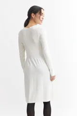 Vestido tejido azul marino de corte a la rodilla, con cuello redondo y mangas largas.