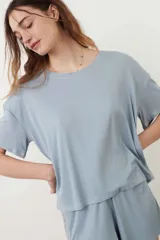 Remera de manga corta color celeste, confeccionada en tela rib, con cuello redondo y corte holgado.