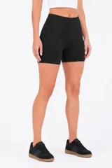 Short ciclista negro de tiro alto con cintura elastizada ancha.