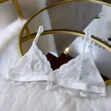 Bralette de microtul y encaje con transparencias, diseño triangular con breteles regulables.