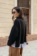 Buzo tejido en mohair de corte crop, con cuello redondo, mangas largas y tajos laterales en el ruedo.