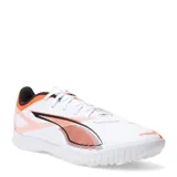 Championes de fútbol Puma Ultra 5 Play TT, diseñados para césped artificial y superficies duras. Presentan un diseño ligero en color blanco con detalles gráficos en naranja y negro, suela de goma de perfil bajo para mayor tracción y cierre con cordones.