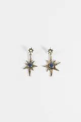 Caravanas colgantes con diseño de estrella de ocho puntas en metal envejecido, con un centro circular azul y un pequeño detalle superior con piedra amarilla.
