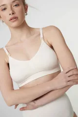 Soutien maternal de microfibra sin costuras, diseñado para la lactancia con broches delanteros en los breteles para facilitar el acceso. Presenta un diseño cómodo y funcional sin aros, con copas removibles y cierre trasero ajustable.