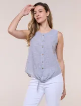 Blusa sin mangas de algodón liviano con diseño de rayas verticales en tonos beige y blanco, escote redondo, abotonadura frontal con botones rústicos y detalle de nudo para anudar en la cintura.