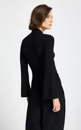 Sweater de tejido de punto fino con textura acanalada, color negro, de cuello alto y mangas largas con terminación acampanada.