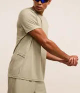 Remera deportiva de hombre con tecnología Dry, cuello redondo y mangas cortas. Presenta un diseño con estampa sutil tipo heat print y detalles de líneas en los hombros.