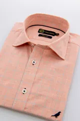 Camisa de vestir azul con rayas verticales blancas, corte slim fit y cuello americano.