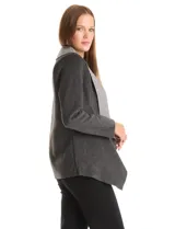 Cardigan de tejido soft color beige con solapa ancha en contraste de tono más claro, diseño abierto y manga larga.
