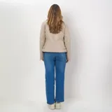 Campera color taupe de cuero sintético con cierre frontal, cuatro bolsillos externos con herrajes plateados y ajuste regular.