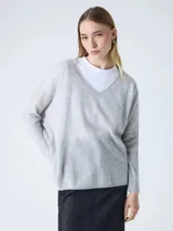 Suéter poncho de mujer, color gris claro, tejido en cashmere, con cuello en V, mangas largas acanaladas y aberturas laterales.