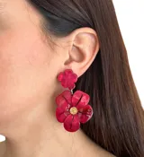 Aros colgantes con forma de flor hechos de resina color azul. Se ajustan con perforación y no contienen níquel.