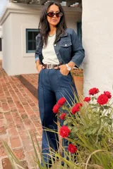Pantalón de jean estilo culotte con costura central vertical, tiro alto y cierre frontal. Confeccionado en denim con elastano para mayor comodidad.