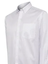 Camisa de manga larga RKF, modelo Cityscape, con estampado de cuadros finos en color lavanda sobre fondo blanco. Presenta cuello americano abotonado, bolsillo frontal con logo bordado y cierre de botones.
