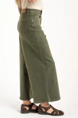 Pantalón wide leg de tiro medio en color verde oliva, confeccionado en tejido de algodón con mezcla de poliéster, liocel y elastano. Presenta diseño de cinco bolsillos, cierre frontal con botón y cremallera, y costuras a tono.