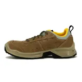 Calzado de seguridad Diadora Utility modelo Country Low S1P SRC, confeccionado en gamuza color marrón con suela robusta, cordones bicolor negro y amarillo, y detalles interiores en amarillo.