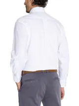 Camisa de manga larga Rockford en color blanco, confeccionada en tejido de algodón con tecnología repelente al agua y aceite. Presenta cuello italiano con botones, cierre frontal abotonado y bolsillo en el pecho con logo bordado.