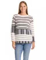 Buzo de tejido con textura ultrasuave, diseño de rayas horizontales y bloques geométricos en tonos blanco, gris y negro. Presenta cuello redondo, manga larga y un calce cómodo y holgado.