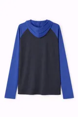 Remera de manga larga con capucha, estilo raglán, con cuerpo en gris oscuro y mangas y capucha en negro. Presenta una pequeña abertura frontal con botones y cordones ajustables en la capucha.