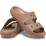 Sandalias tipo slide de la marca Crocs, con diseño de doble tira superior con perforaciones para personalización con Jibbitz. Fabricadas en material Croslite ligero y flexible, con plantilla ergonómica.