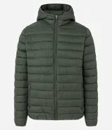 Campera puffer ultraligera de color beige, con diseño acolchado de gajos horizontales, capucha incorporada, cierre frontal y bolsillos laterales con cremallera. Confeccionada en poliamida con relleno de poliéster.