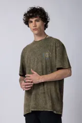 Remera de algodón con efecto de lavado desgastado tipo snow wash, de corte semi-oversize y manga corta. Presenta un pequeño estampado artístico en el pecho inspirado en la obra de Van Gogh.