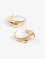 Aros tipo argolla plateados con diseño irregular.