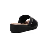 Zueco Comfortflex de taco corrido bajo, color negro con detalles en tono tostado y ribete metalizado dorado. Capellada de tira ancha combinada con material sintético y textil, plantilla acolchada y suela de goma flexible.
