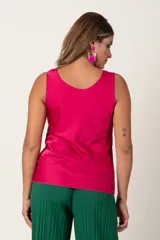 Top rojo de satén liso con cuello volcado y sin mangas.