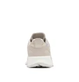Championes de senderismo Columbia modelo Peakfreak Hera Outdry, color beige. Presentan una construcción de malla con refuerzos sintéticos, sistema de cordones Navic Fit para mayor estabilidad, entresuela TechLite+ para amortiguación y suela Adapt Trax para tracción en diversos terrenos.
