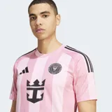 Camiseta de fútbol Adidas del Inter Miami CF, modelo Home 25/26, para hombre. Diseño a rayas verticales en dos tonos de rosa, con detalles negros en cuello, hombros (tres franjas) y logos. Incluye el escudo del club y el logo de Royal Caribbean como patrocinador principal.