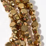 Collar dorado de múltiples hilos con cuentas redondas.