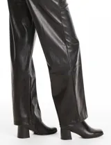 Pantalón de eco cuero negro con pretina elastizada, bolsillos laterales y pierna recta con costura frontal decorativa.
