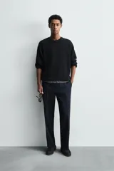 Pantalón de corte regular fit confeccionado en tejido ligero de lana de origen italiano. Presenta bolsillos frontales, bolsillos traseros de vivo con botón y cierre frontal con cremallera y botón.