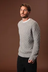 Sweater de punto color gris claro, con cuello redondo y diseño de tejido trenzado.