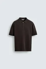 Polo de punto de algodón con corte regular, cuello solapa y cierre frontal de cremallera. Presenta manga corta y acabados en rib.