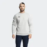 Buzo gris de cuello redondo con logo de Umbro estampado en el pecho. Tiene puños y dobladillo acanalados.