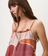 Vestido midi Marfinno de viscosa con estampado geométrico multicolor, escote en U con detalle fruncido, breteles finos y corte amplio de caída fluida.