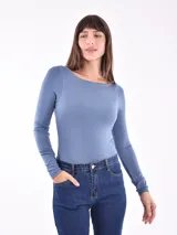 Body azul piedra de manga larga y escote bote.