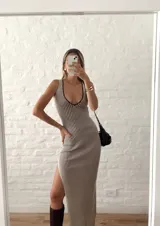 Vestido midi de punto acanalado, color beige con rayas verticales marrones, escote en V y abertura lateral.