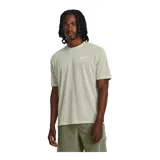 Remera deportiva Under Armour modelo UA Anywhere, de color gris claro melange con finas líneas verde flúor en los hombros. Cuenta con cuello redondo, mangas cortas y logo reflectante de la marca en el pecho.