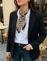 Pañuelo de satén con estampado animal print, marca Barrington.