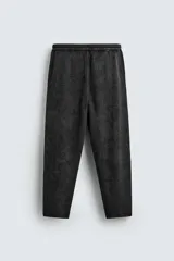 Pantalón relaxed fit tejido en hilatura de algodón con estructura, color verde militar. Presenta cintura elástica ajustable con cordón en contraste, bolsillos de vivo frontales y detalle de bolsillo trasero.