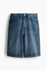 Bermuda de cinco bolsillos en denim de algodón rígido, con corte holgado y pierna redondeada amplia de tiro caído.