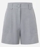 Short recto de sastre color gris claro, con cintura alta, doble trabilla y bolsillos falsos.