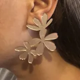 Aros colgantes con forma de triple flor de jazmín color rojo.